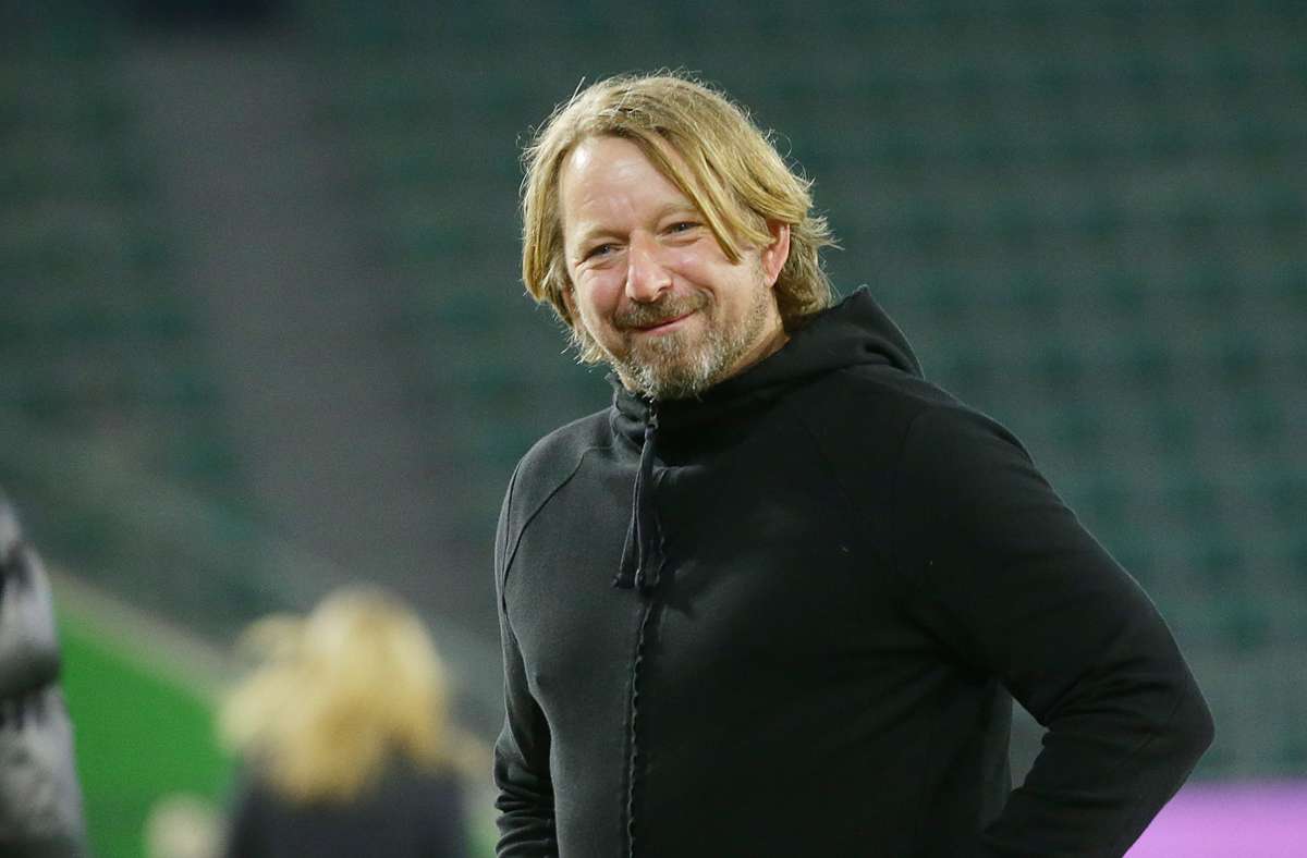 Sven Mislintat kann wieder zufrieden Lächeln – nach dem Sieg des VfB Stuttgart beim VfL Wolfsburg.