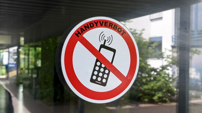 Handyverbot an Schulen: Sinnvoll oder kontraproduktiv?
