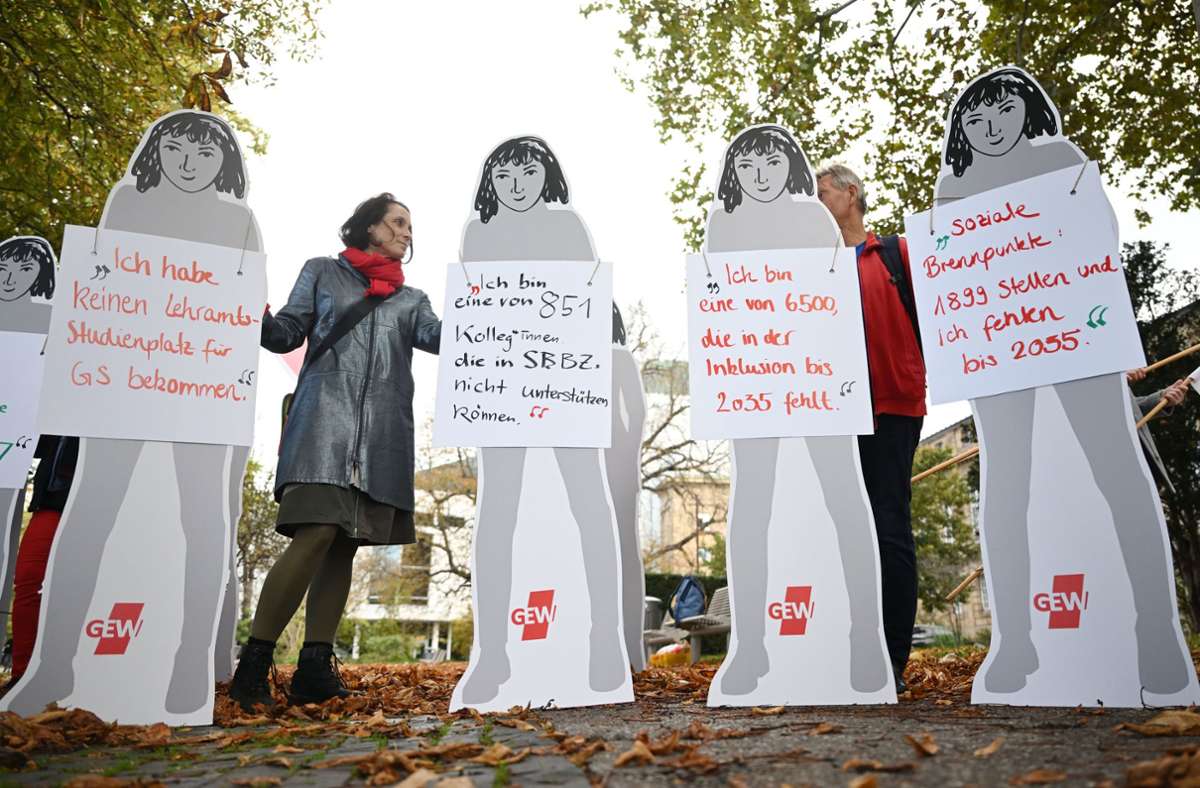Streit um Bildung: Protest vor Landtag in Stuttgart mit Lehrerinnen aus Pappe