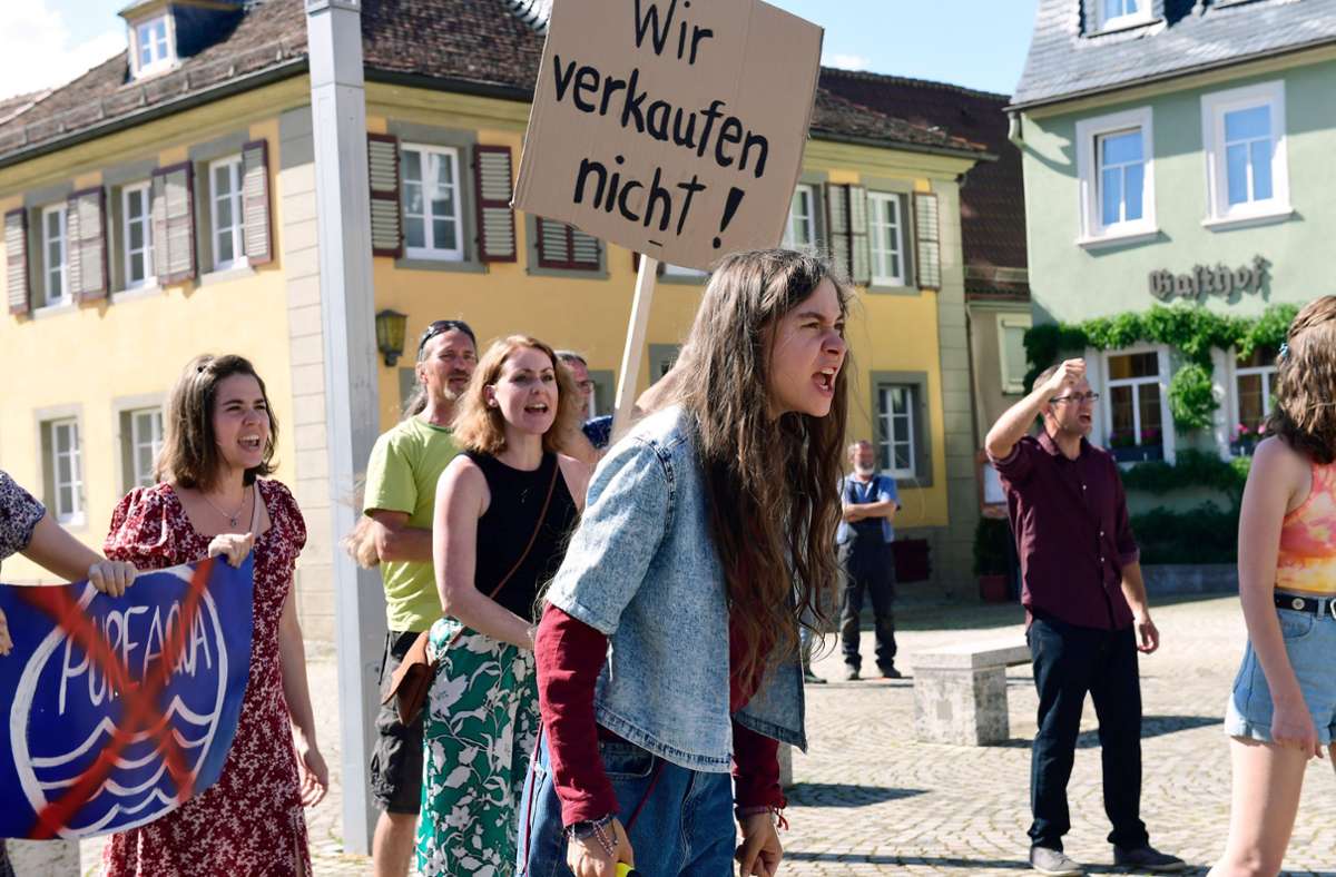 Protest in Lauterbronn: Hannah Schiller verkörpert im Spielfilm  „Bis zum letzten Tropfen“ die renitente   Tochter des Bürgermeisters.