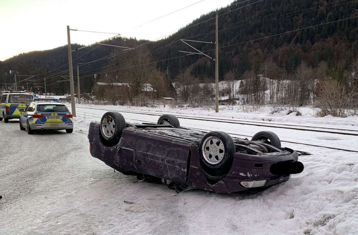 Garmisch-Partenkirchen: Mann schiebt falsch geparktes Auto mit Traktor weg