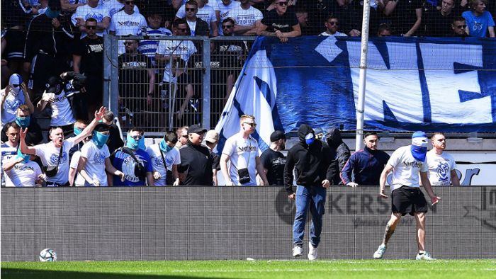 MSV Duisburg gegen Erzgebirge Aue: Aufgebrachte MSV-Fans stürmen Innenraum - Spiel unterbrochen