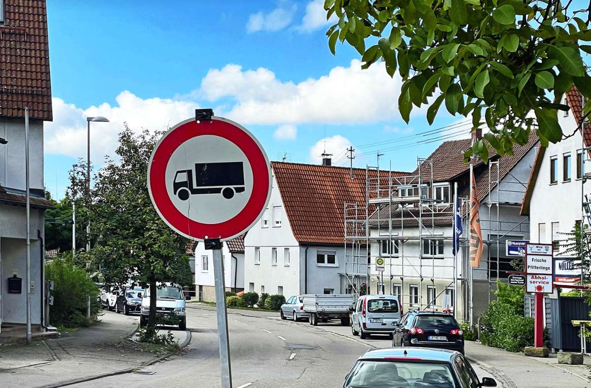 Für Lastwagen ist Gronau gesperrt  – eigentlich: Dennoch tauchen dort laut Anwohnern  immer wieder welche auf. Foto: Ralf Poller/avant/i