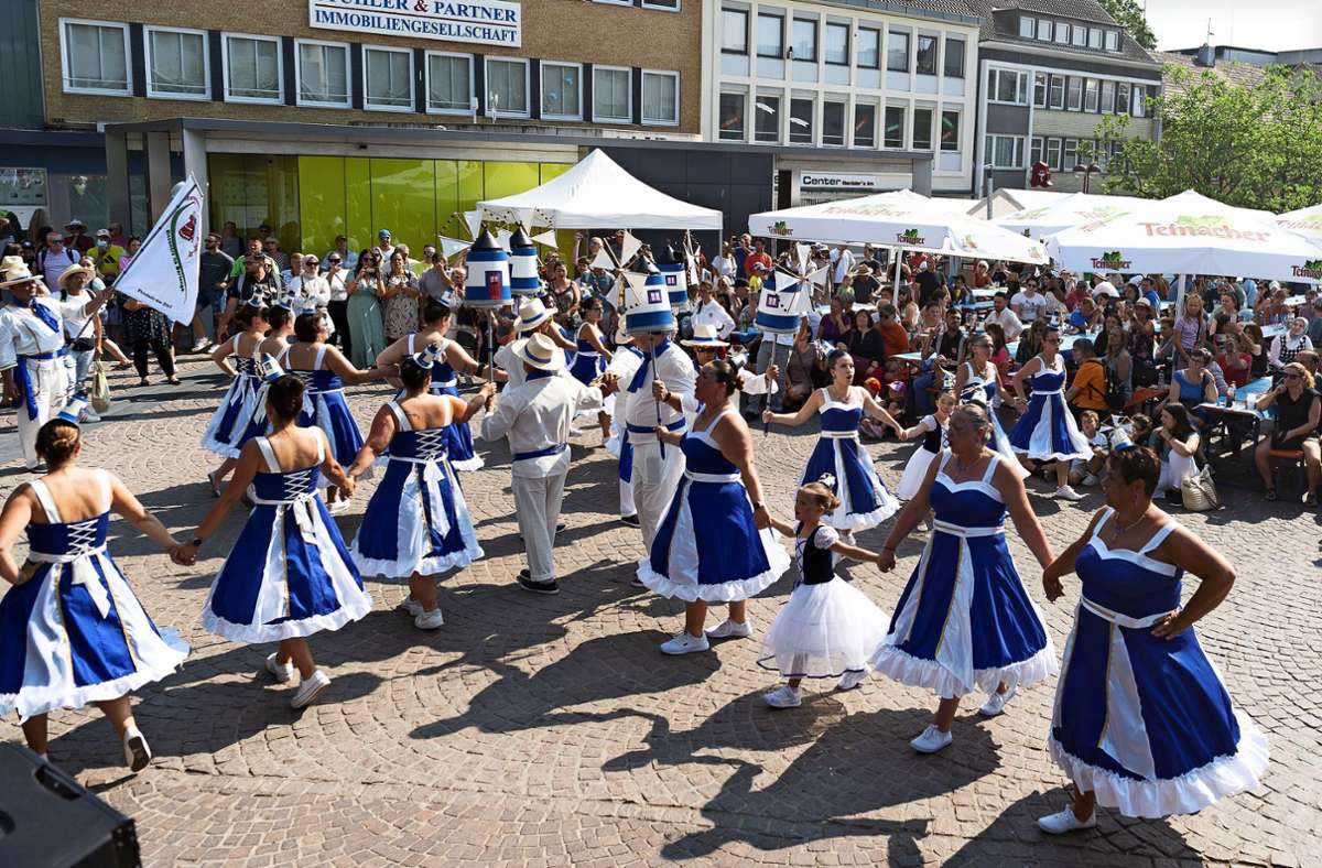 Sindelfingen feiert Vielfalt: Tanzdarbietung der  portugiesischen  Folkloregruppe Encontro na Berlenga auf dem Marktplatz.