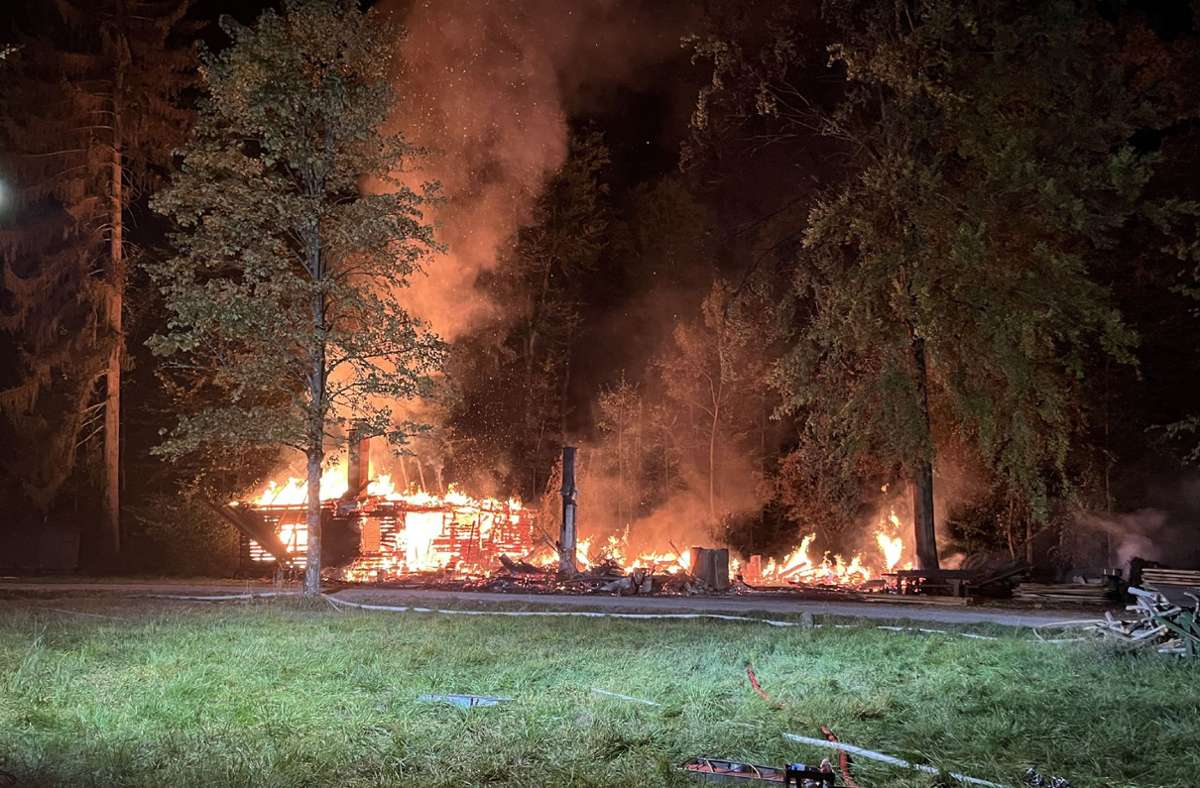 Feuerwehr verhindert Waldbrand in Beilstein: Hütten stehen in Flammen
