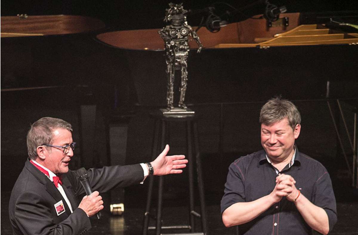 Zuletzt gewann  Sascha Korf (rechts) im Jahr 2018 die Mechthild-Trophäe – überreicht von Festivalleiter Gerhard Gamp.