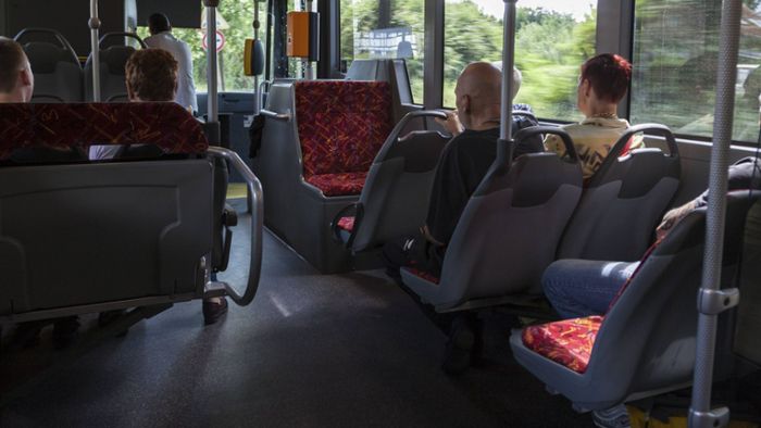 71-Jährige stürzt aus Bussitz
