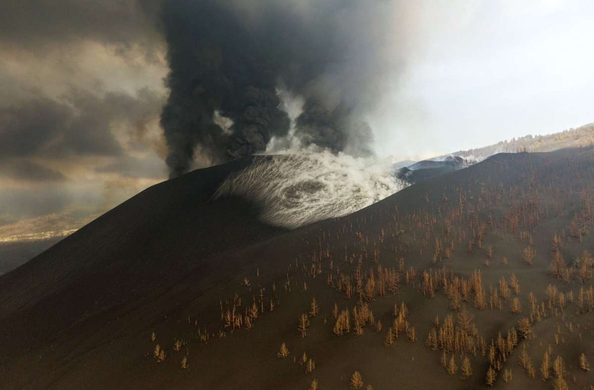 Aschenwolken steigen aus dem Vulkan, während die umliegenden Feldern mit Asche bedeckt sind (Foto vom 29. Oktober 2021).