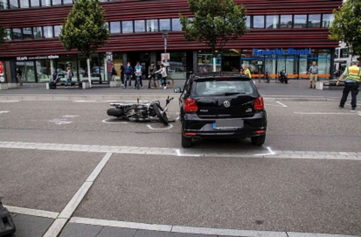 Der VW-Fahrer ist  von einem Parkplatz auf Höhe des Böblinger Bahnhofs auf die Straße eingebogen.