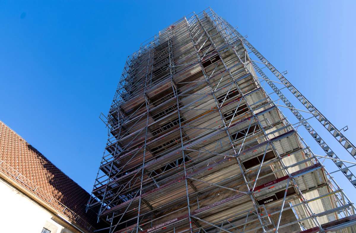 Der Kirchturm wird seit Juni 2021 saniert. Dank des Gerüsts konnte an der Turmspitze der Turmknauf geöffnet werden, in dem sich historische Dokumente befinden.