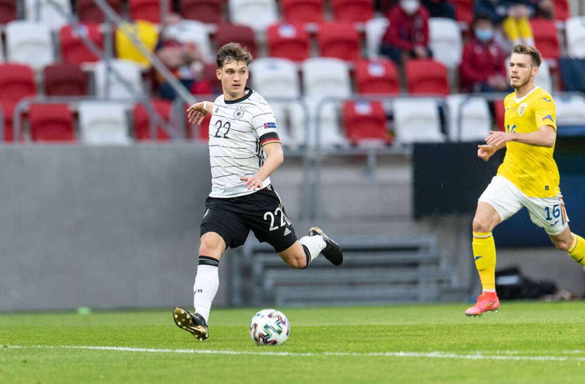 VfB-Profi Mateo  Klimowicz (li.) ist am Dienstag gegen Rumänien erstmals in der Startelf der deutschen U 21 gestanden. Damit setzt er eine lange Tradition von Stuttgarter Profis im Unterbau der Nationalelf  fort.
