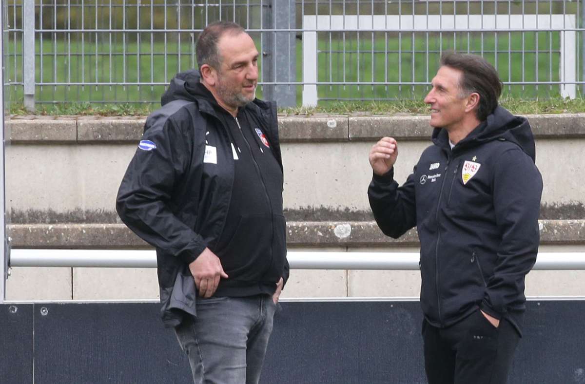 Im Austausch vor Anpfiff: VfB-Coach Bruno Labbadia (rechts) und Heidenheims Trainer Frank Schmidt.