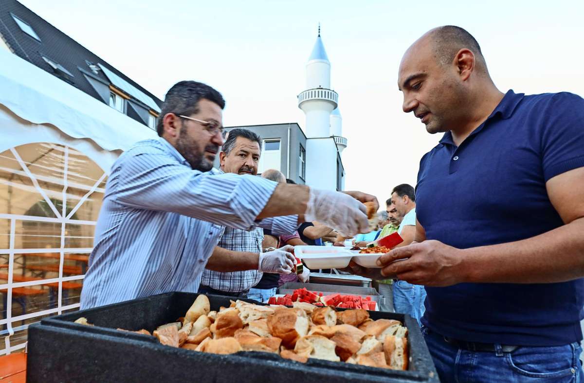 Wie kommen Muslime mit Corona-Beschränkungen zurecht?: Die  Pandemie bremst den Ramadan aus