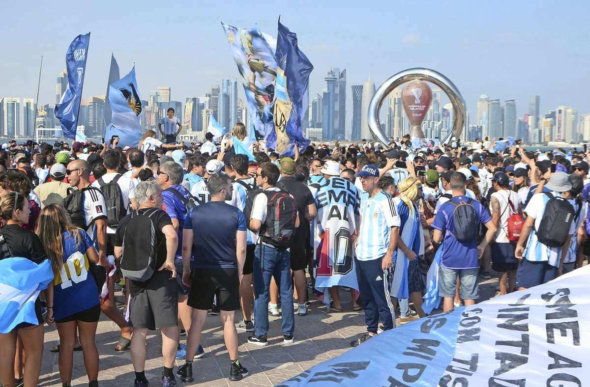 Die Fans aus aller Welt machen stets den Reiz einer Fußball-WM vor Ort aus: Hier jubeln  die Argentinier  ihrem Team bereits vor dem Stadion zu. Foto: Berger