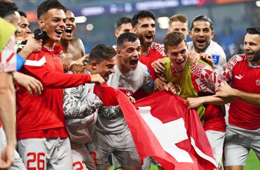 Die Schweizer Nationalspieler feiern  ihren Sieg gegen Serbien und den Einzug ins Achtelfinale. Foto: IMAGO//eng Dingbo