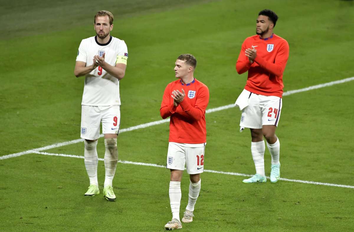 Harry Kane, Kieran Trippier und Reece James (v. li.) bedanken sich bei den Fans im Wembley-Stadion nach dem verlorenen EM-Finale 2021 gegen Italien.