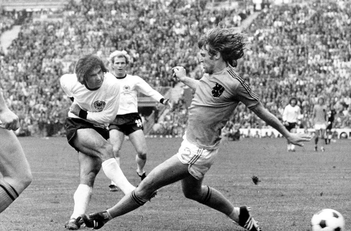 Gerd Müller, im vergangenen August im Alter von 75 verstorben,  hat im Nationaltrikot die Fabelquote von 68 Toren in 62 Spielen. Der wichtigste Treffer des „Bombers der Nation“: das Siegtor zum 2:1 im WM-Finale 1974 gegen die Niederlande.
