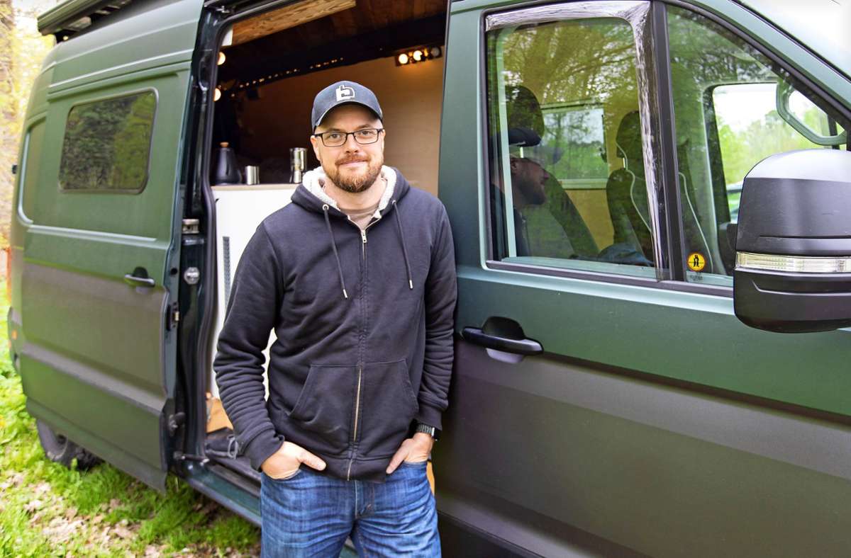 Busbastler aus Böblingen: Wie ein Transporter zum Camper wird