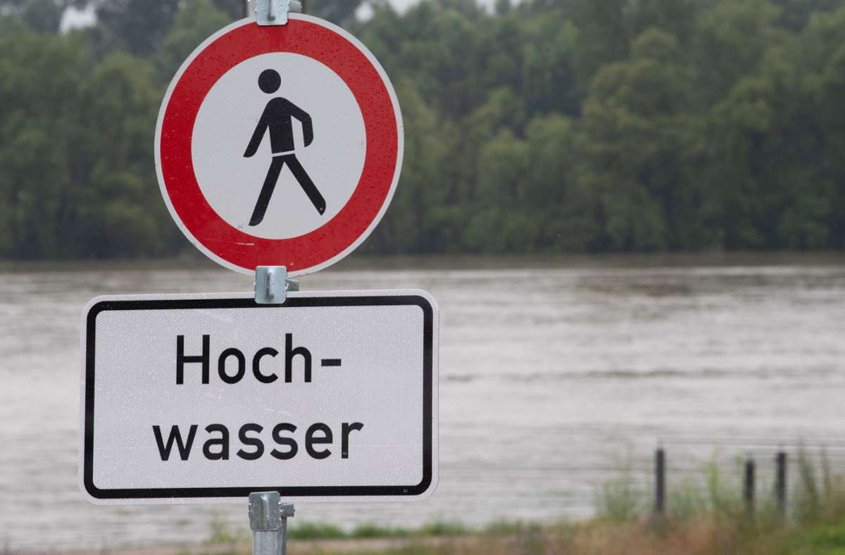Ein Spaziergang am Rhein ist derzeit nicht zu empfehlen. Foto: dpa/Sebastian Gollnow