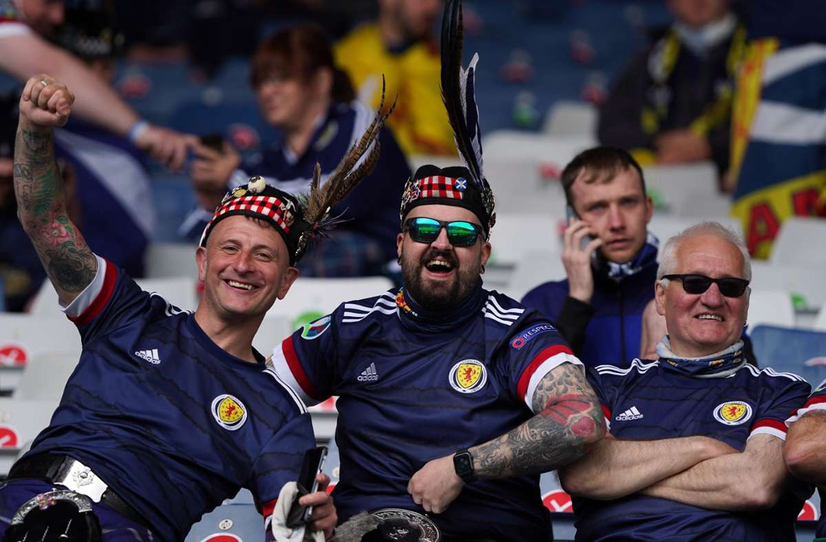 Die schottischen Fans freuen sich auf das Spiel gegen Kroatien bei der EM 2021. Foto: dpa/Andrew Milligan