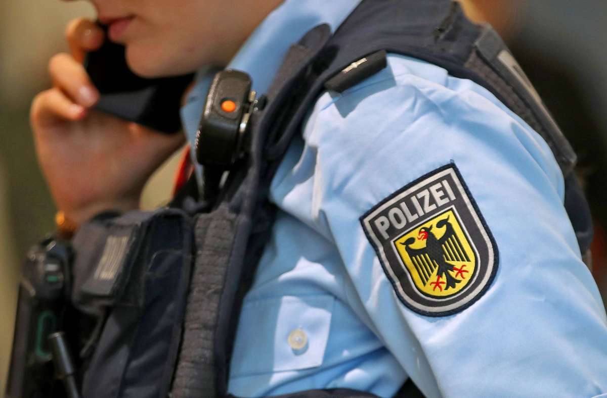 Tumult am Bahnhof in Bietigheim-Bissingen: 41-Jähriger greift Fahrgast und  Polizisten  an