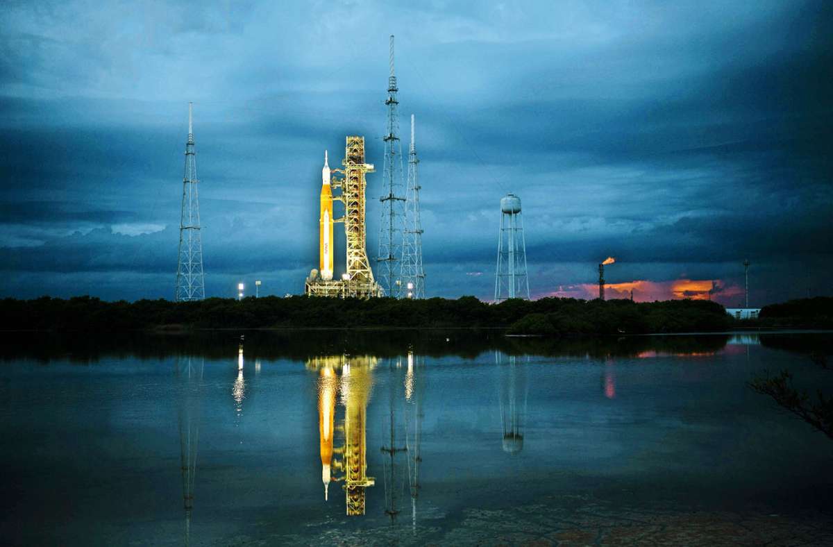 Die Schwerlastrakete Space Launch System und die Kapsel Orion warten am Kennedy Space Center in Florida auf ihren Start. Foto: imago//MediaPunch