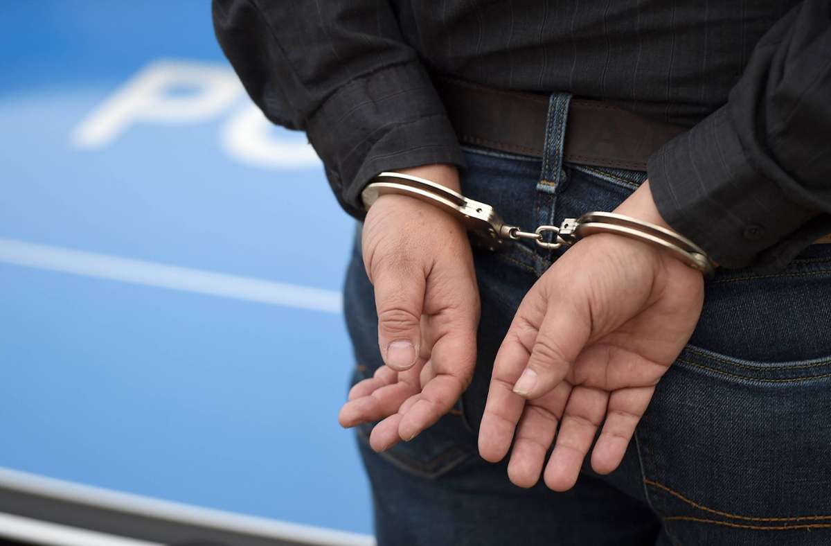 Vorfälle in Leutenbach: Betrunkene Männer  greifen Polizisten an