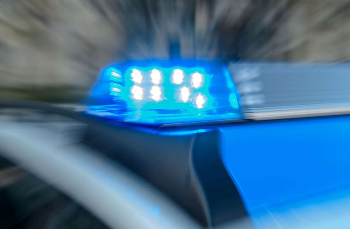 Polizei bittet um Hinweise: Unfall nach Überholmanöver auf der B 464 bei Holzgerlingen