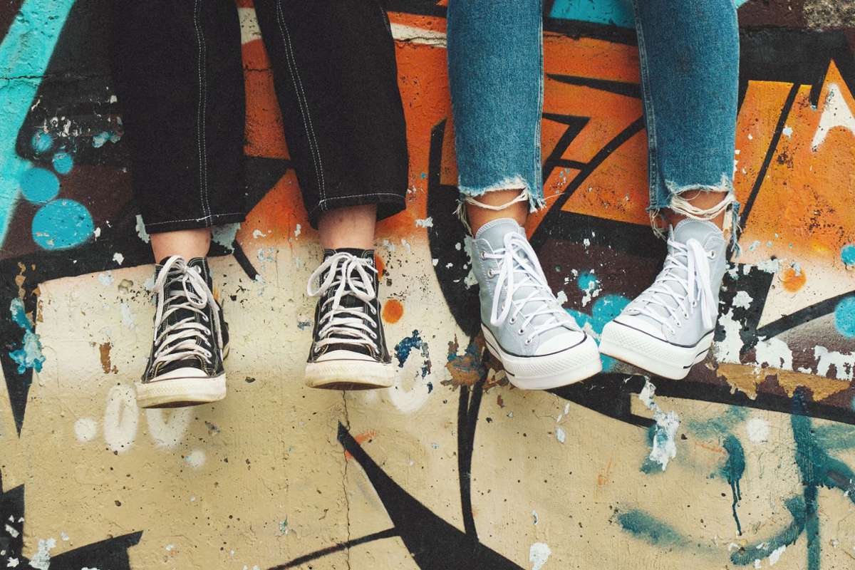 Wo Jugendlichen der Schuh drückt: In vielen Gemeinden fehlt es an öffentlichen Plätzen, an denen junge Menschen sich treffen können, ohne dabei andere zu stören. Foto: Unsplash/Aedrian