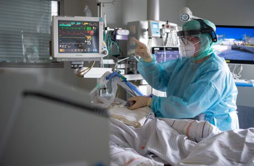 Im Krankenhaus werden weniger Covid-Patienten behandelt. Foto: dpa/Boris Roessler