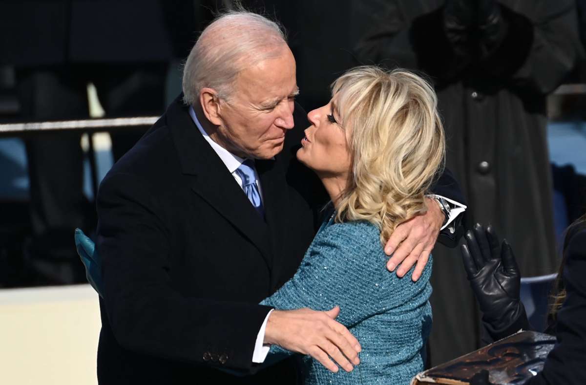 Ein Kuss für die neue First Lady: Die Bidens sind seit 1977 verheiratet.