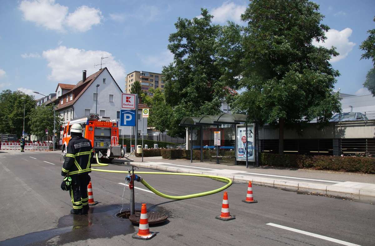 Feuerwehreinsatz in Sindelfingen: E-Auto gerät in Tiefgarage in Brand