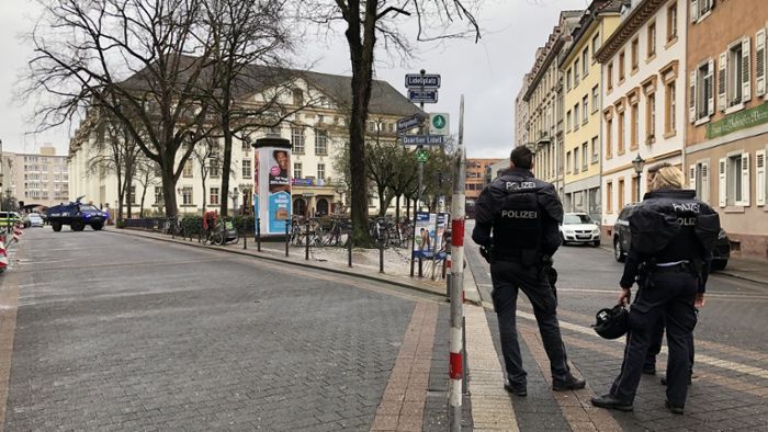 Polizei rückt mit Großaufgebot  zur  Carl-Hofer-Schule aus