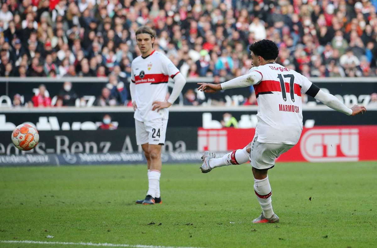 Der perfekte Schuss: Omar Marmoush trifft gegen den FC Augsburg über die Mauer ins linke Lattenkreuz.