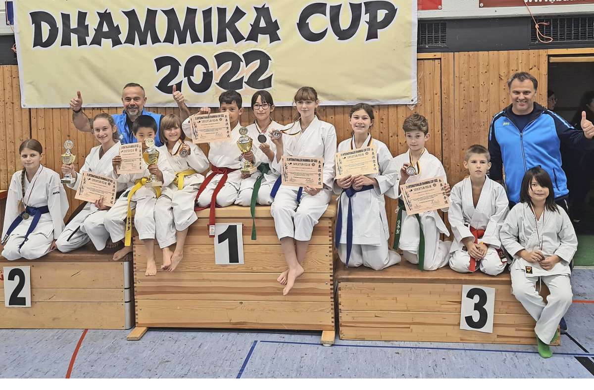 Die Kata-Gruppe der SV Böblingen beim Dhammika-Cup: Aus Beilstein einige Medaillen und Urkunden mitgebracht. Foto: privat
