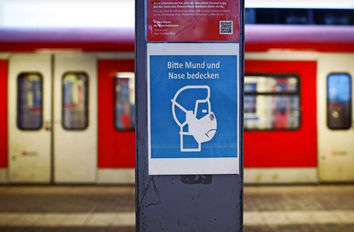 An Bahnhöfen und in Bahnen  gilt Maskenpflicht – halten sich auch alle daran? Foto: imago images/Future Image/Christoph Hardt