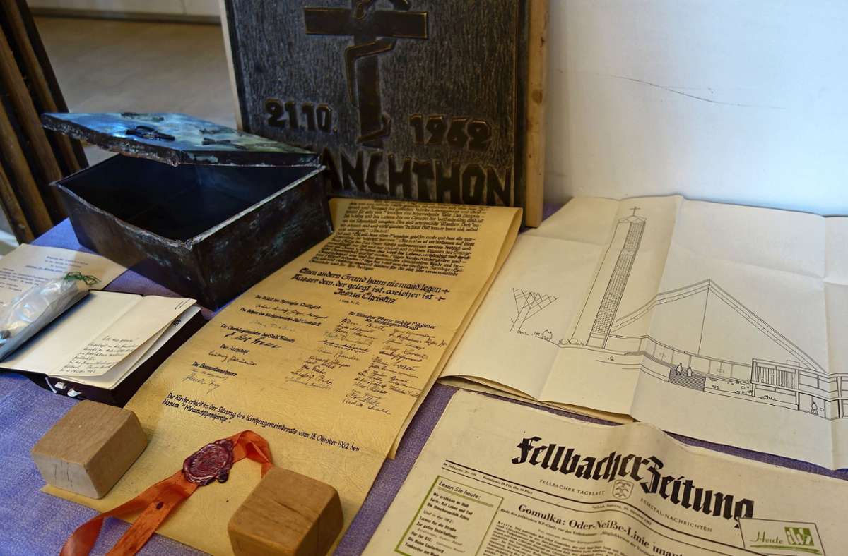 Der Inhalt der Grundsteinschatulle ist jetzt ausgestellt: Eine Zeitung von  Oktober 1962 kommt wieder ans Tageslicht, ebenso die Bauurkunde. Foto: Ingrid Sachsenmaier