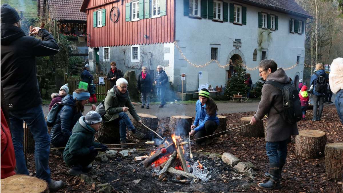 Stockbrot am Lagerfeuer – auch das gehört zur Mühlenweihnacht in Kirchenkirnberg