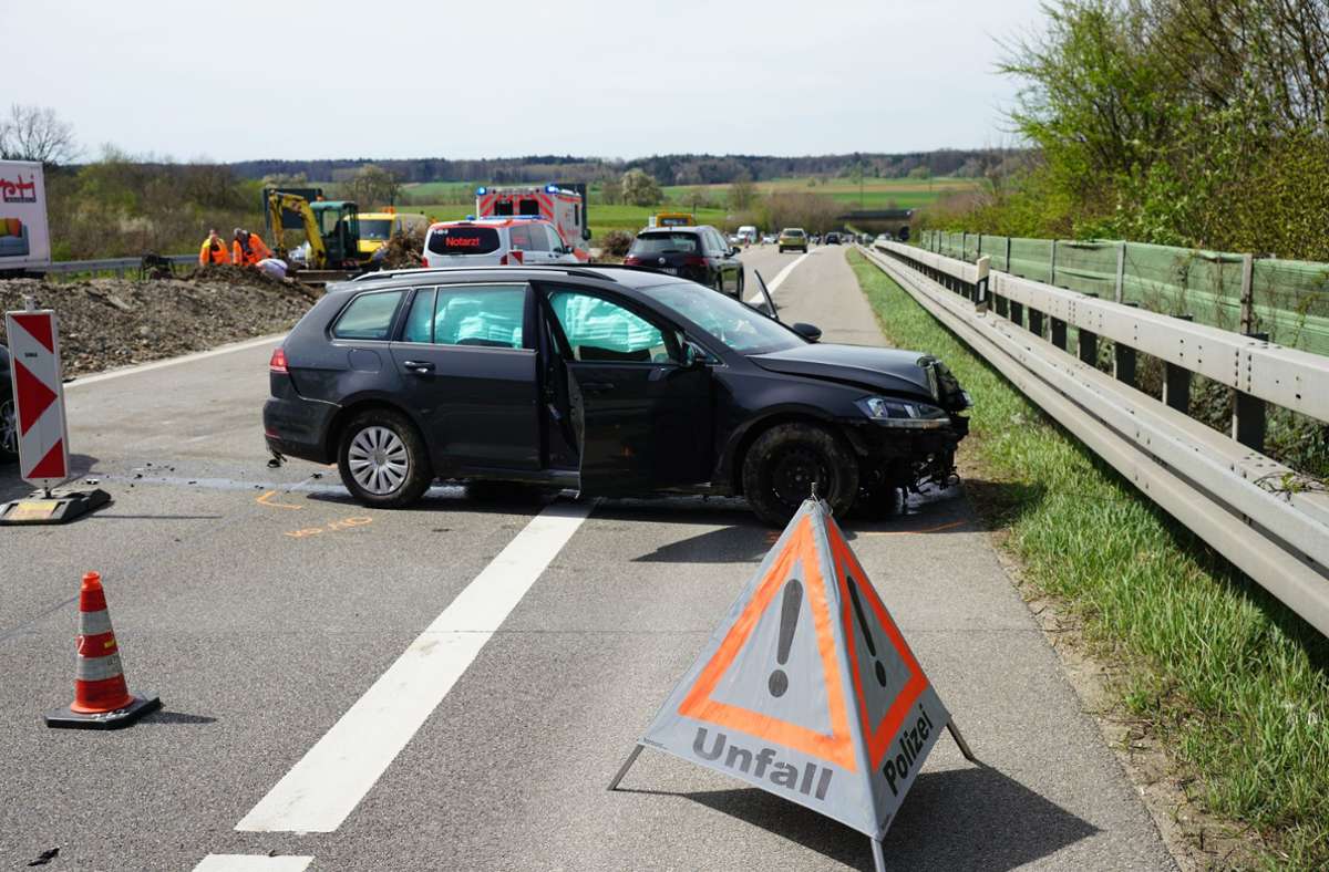 Unfall auf B10 bei Göppingen: Auto erfasst Arbeiter auf Baustelle und schanzt über Leitplanke