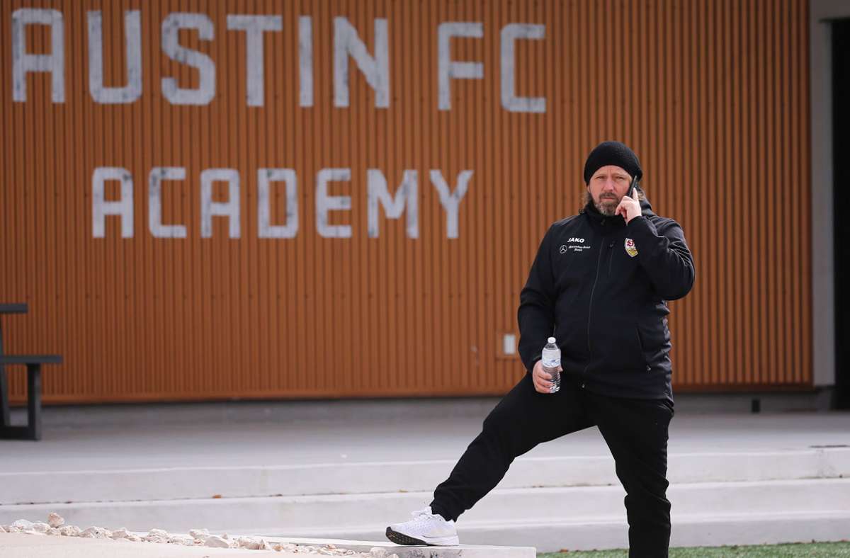 Sportdirektor Sven Mislintat war auch während der USA-Reise des VfB Stuttgart viel am Telefon. Foto: Baumann/Julia Rahn