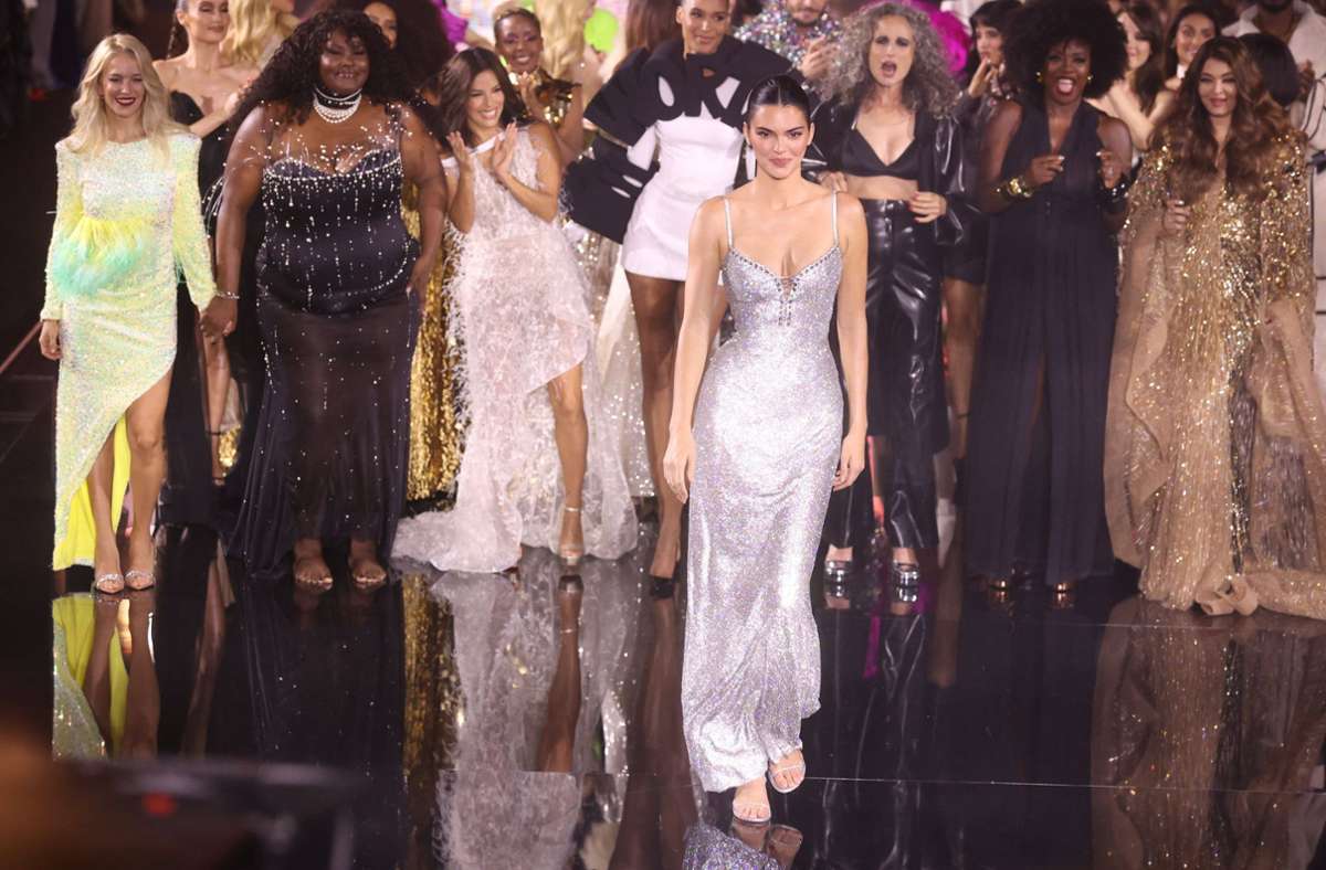Zu Füßen des Eiffelturms schloss Kylie Jenner am Sonntagabend die „Walk Your Worth“-Schau von L’Oréal.