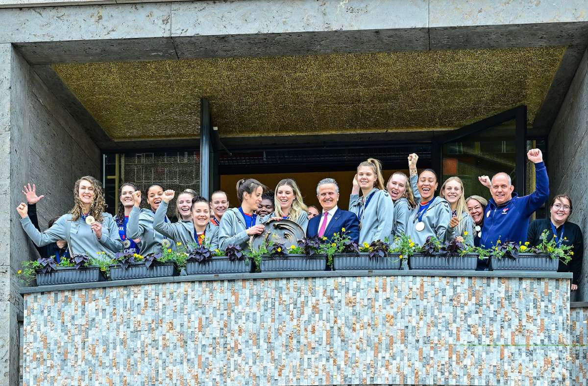 Die Volleyballerinnen auf dem Rathausbalkon – in unserer Bildergalerie zeigen wir die schönsten Fotos von den Feierlichkeiten von Allianz MTV Stuttgart am Mittwoch.
