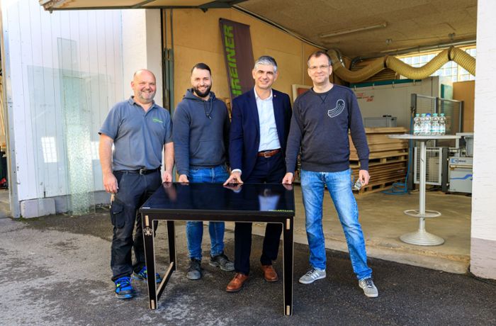 Gartentisch liefert Strom: Holzgerlinger macht einen Tisch zur Solaranlage