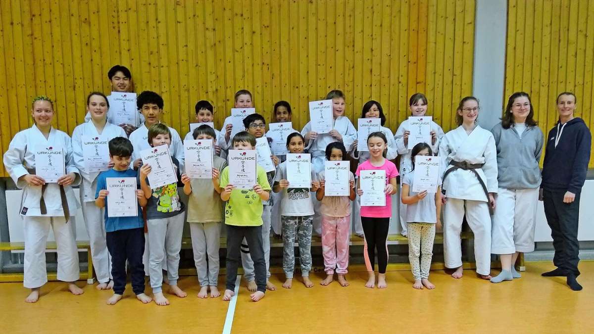 Karate bei der SV Böblingen: 21 erfolgreiche Prüflinge erhalten einen neuen Farbgurt