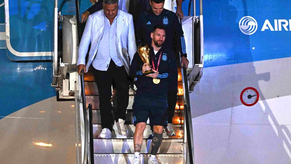 Lionel Messi: Superstar   schläft mit WM-Pokal im Bett