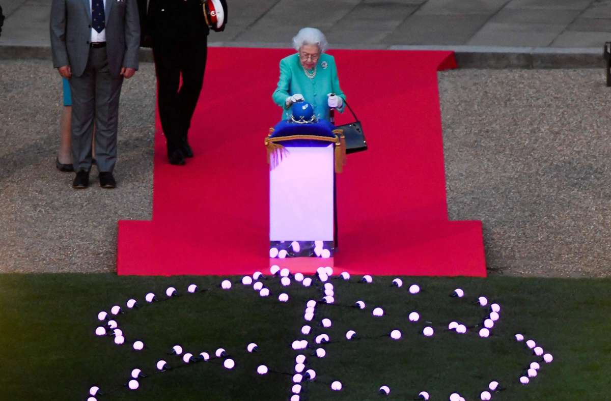 Thronjubiläum: Queen lässt britischen Abendhimmel erleuchten
