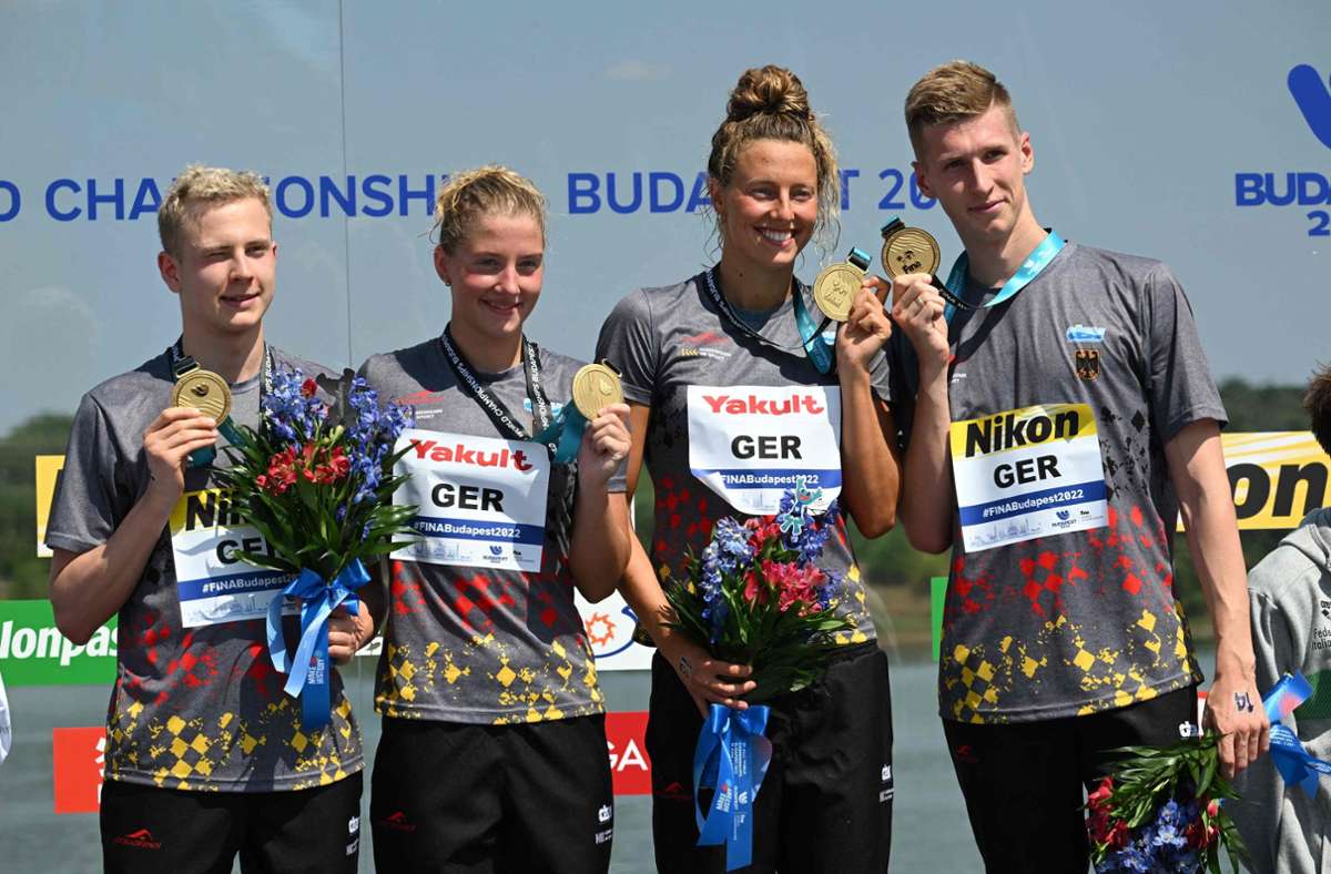 Von links: Oliver Klemet, Lea Boy, Leonie Antonia Beck und Florian Wellbrock jubeln nach ihrem Sieg. Foto: AFP/FERENC ISZA