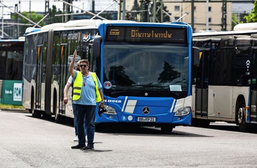 Busfahrer von Pflieger streiken am Donnerstag am Busbahnhof. Foto: Eibner-Pressefoto/Roger Bürke