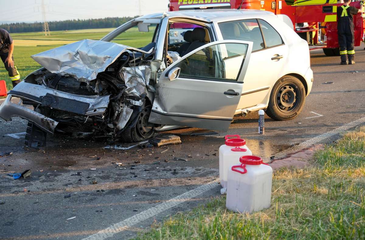 Zwischen Sindlingen und Jettingen stieß ein 23-Jähriger Autofahrer frontal mit einem anderen Wagen zusammen.