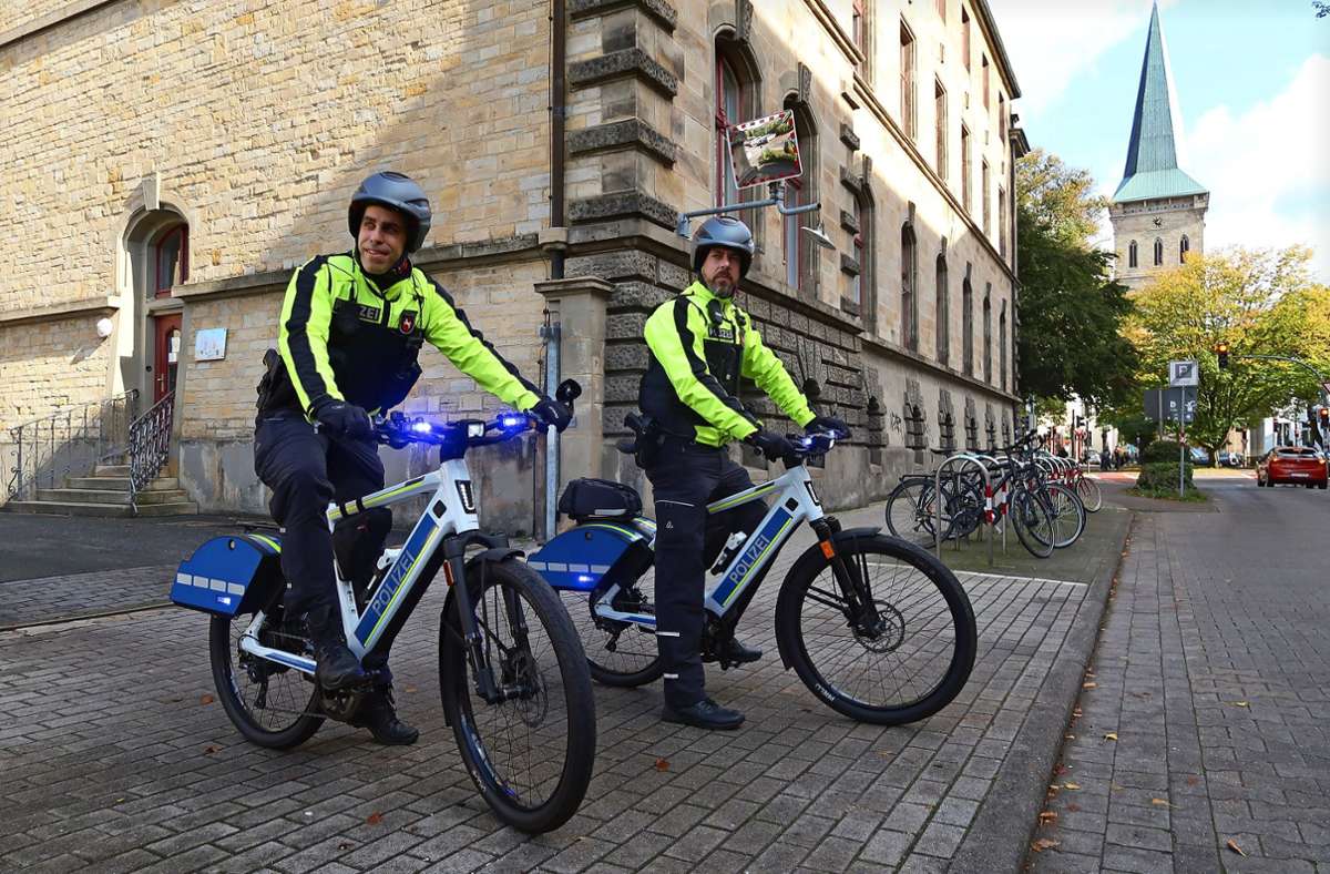Polizisten mit E-Bike: Blaulicht am Fahrrad
